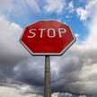 Taki sam na całym świecie - czerwony ośmiokąt z białą obwódką i białym napisem „STOP”