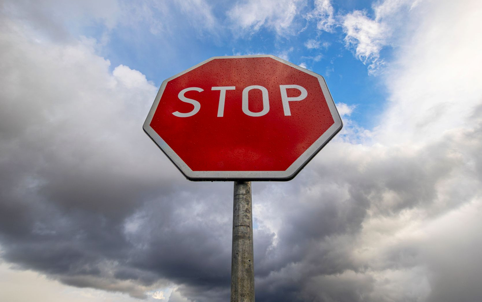 Taki sam na całym świecie - czerwony ośmiokąt z białą obwódką i białym napisem „STOP”