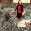 Iwona Krzemińska, tegoroczna praktykantka w PwC z miejskim rowerem reklamującym staże w firmie