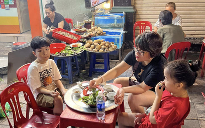 Miejsca publiczne w Hanoi, w tym bary, będą objęte nakazem noszenia maseczek