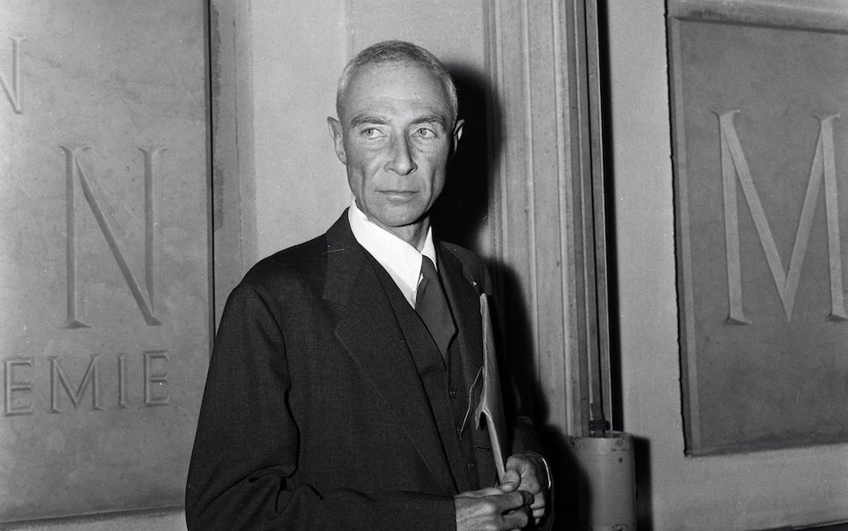 Robert Oppenheimer w 1962 roku podczas wykładu w Genewie w Szwajcarii.