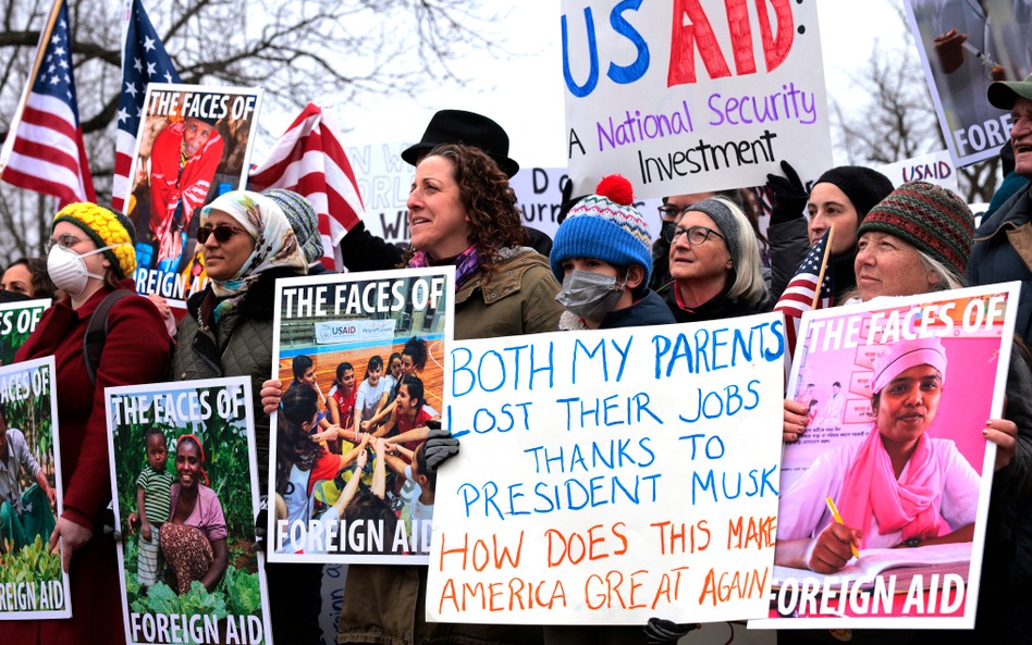 Setki osób protestowało przeciwko nagłemu zamknięciu USAID przez administrację Trumpa, co spowodował