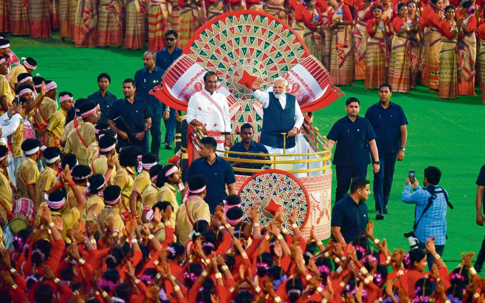 Narendra Modi dba o piękną oprawę swych rządów. Na zdjęciu pozdrawia tłumy przed imprezą, na której 