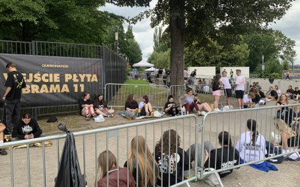 Fanom niestraszne były nawet najgorsze warunki pogodowe. Chwilę później nad Saską Kępą zerwała się r