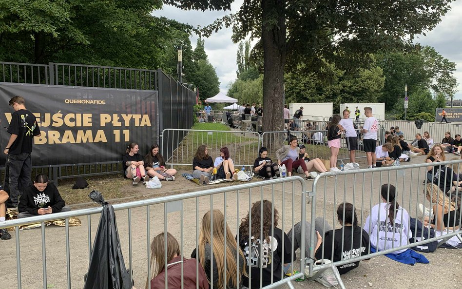 Fanom niestraszne były nawet najgorsze warunki pogodowe. Chwilę później nad Saską Kępą zerwała się r