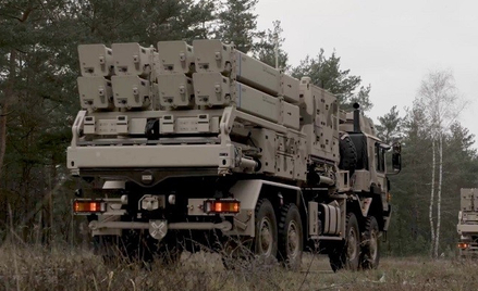 Wyrzutnia systemu obrony przeciwlotniczej IRIS-T SLM w położeniu marszowym.