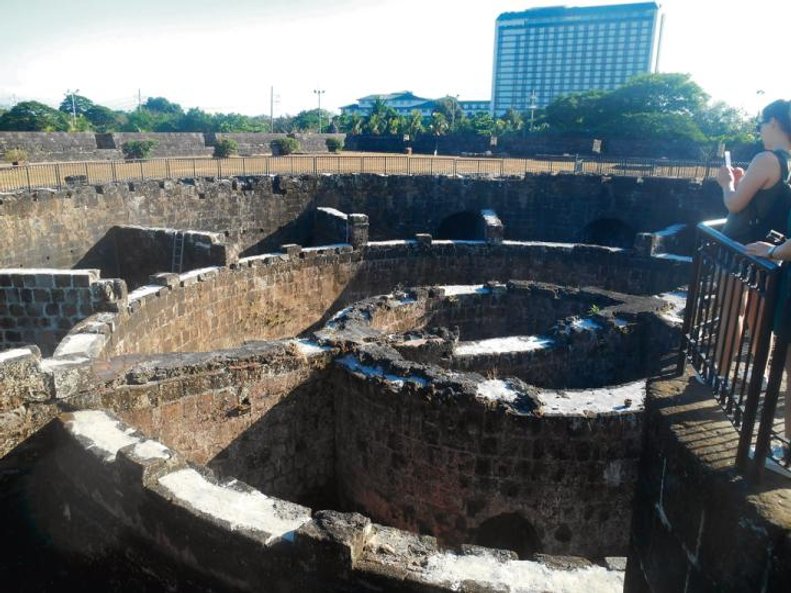 Intramuros to manilska starówka otoczona imponującymi murami z czasów hiszpańskich (z lewej). Na pół