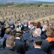 Premier Francji Jean Castex przemawia podczas spotkania z dziennikarzami w sprawie przymrozków