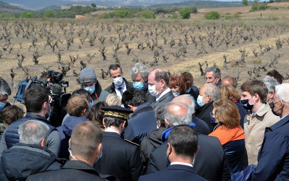 Premier Francji Jean Castex przemawia podczas spotkania z dziennikarzami w sprawie przymrozków