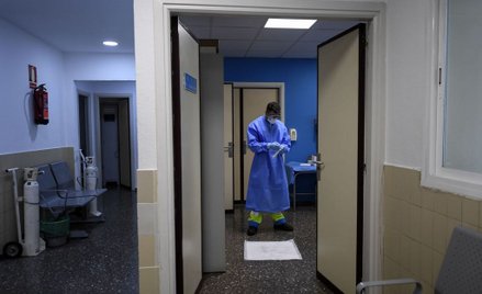 Czechy: Wracają maski. W szpitalach 104 chorych na COVID