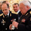 Generałowie z "bezpieki" na kremlowskim przyjęciu. Z prawej były dowódca FSO, generał armii Jewgieni