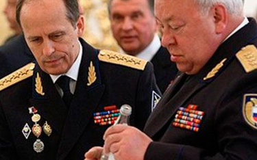 Generałowie z "bezpieki" na kremlowskim przyjęciu. Z prawej były dowódca FSO, generał armii Jewgieni