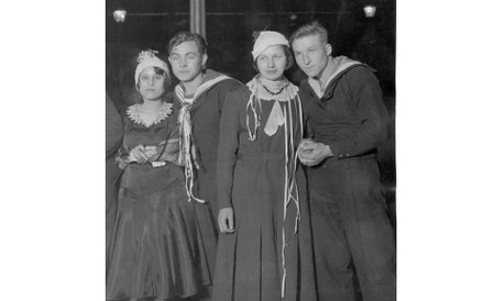 1931r. w Domu Żołnierza?. Uczestnicy balu sylwestrowego - marynarze z dziewczynami