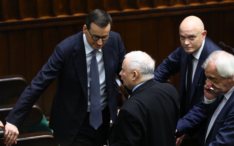 PiS prowadzi w sondażu. Koalicja z Konfederacją dałaby trzecią kadencję