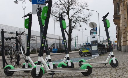 Pojazdy na minuty po hamowaniu dodają gazu