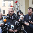 Były szef Rządowego Centrum Legislacji, poseł PiS Krzysztof Szczucki (C) przed Prokuraturą Okręgową 