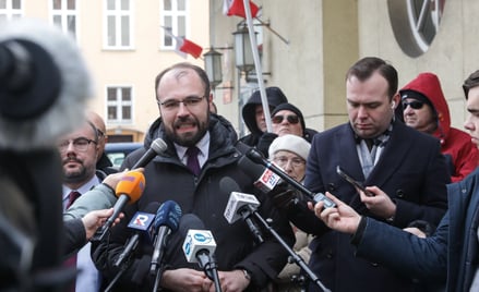 Były szef Rządowego Centrum Legislacji, poseł PiS Krzysztof Szczucki (C) przed Prokuraturą Okręgową 