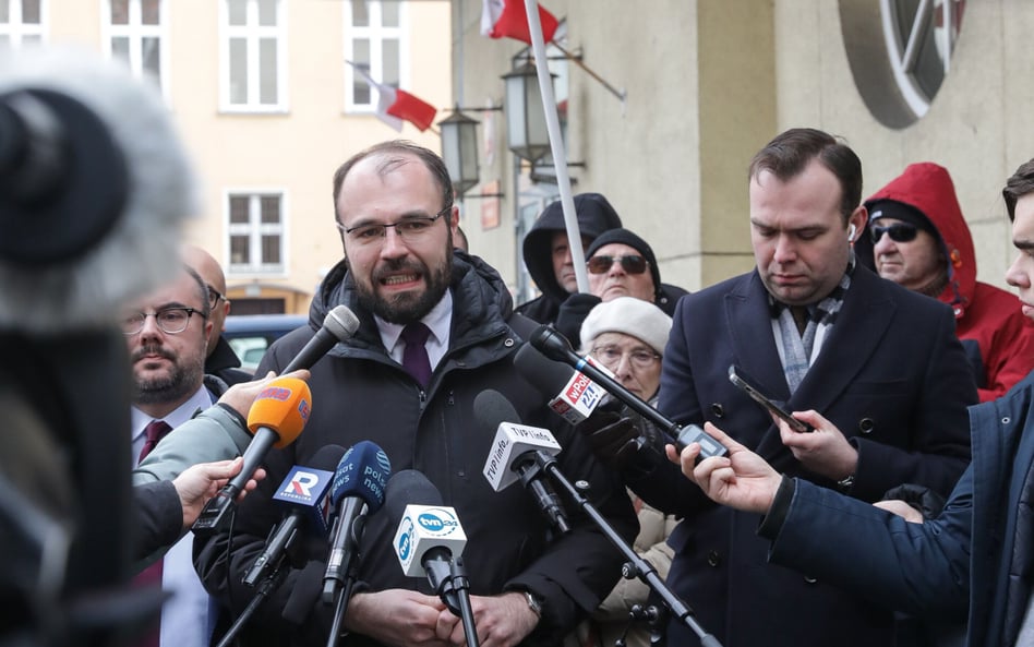 Były szef Rządowego Centrum Legislacji, poseł PiS Krzysztof Szczucki (C) przed Prokuraturą Okręgową 