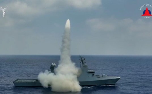 Przeciwokrętowy pocisk kierowany IAI Gabriel 5 w chwilę po odpaleniu z korwety Oz typu Saar 6/Magen.