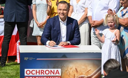 Prezydent Karol Nawrocki podpisał projekt ustawy o ochronie polskiej wsi w trakcie spotkania z rolni