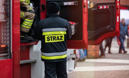 Służby gasiły ogień do drugiej w nocy.