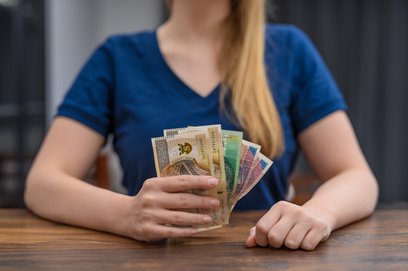 Przeciętne wynagrodzenie brutto w sektorze przedsiębiorstw w Warszawie było o 1,7 proc. wyższe niż w