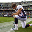 „Tebowing” czyli publiczny akt modlitwy sportowca na stadionie w Oakland, listopad 2011