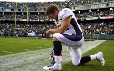 „Tebowing” czyli publiczny akt modlitwy sportowca na stadionie w Oakland, listopad 2011