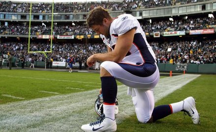 „Tebowing” czyli publiczny akt modlitwy sportowca na stadionie w Oakland, listopad 2011