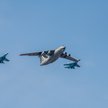 Rosyjski samolot Ił-76 eskortowany przez myśliwce Su-27
