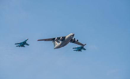 Rosyjski samolot Ił-76 eskortowany przez myśliwce Su-27