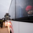 Uchodźcy w autobusie. "Zimno, nie wyjdziemy"