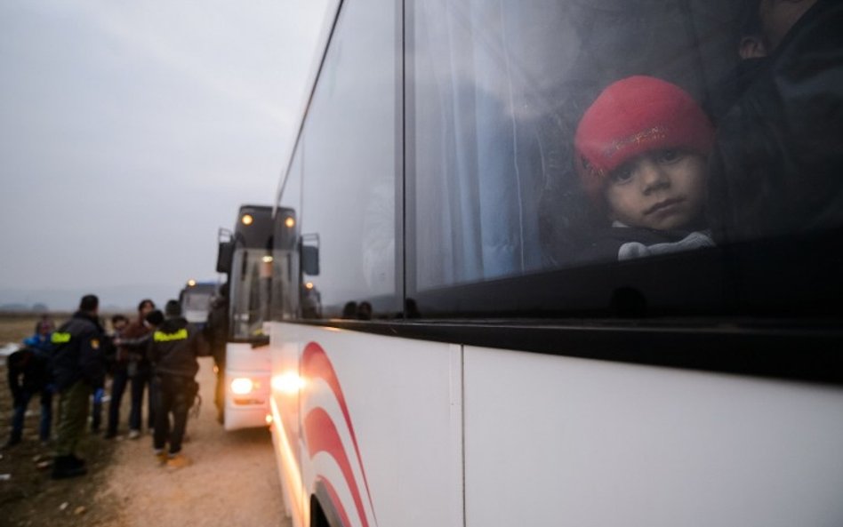 Uchodźcy w autobusie. "Zimno, nie wyjdziemy"