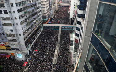 Słynne zdjęcie z protestów w Hongkongu to fotomontaż