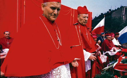 Abp Karol Wojtyła, prymas Stefan Wyszyński: biało-czerwona procesja w sercu Częstochowy, rok 1970