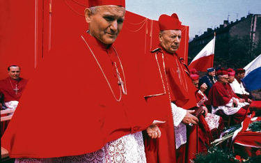 Abp Karol Wojtyła, prymas Stefan Wyszyński: biało-czerwona procesja w sercu Częstochowy, rok 1970