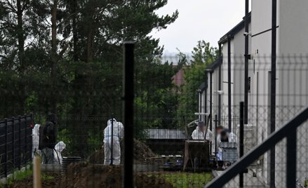 Działania służb na posesji w Lutoryżu, gdzie znaleziono w ziemi na ludzkie szczątki