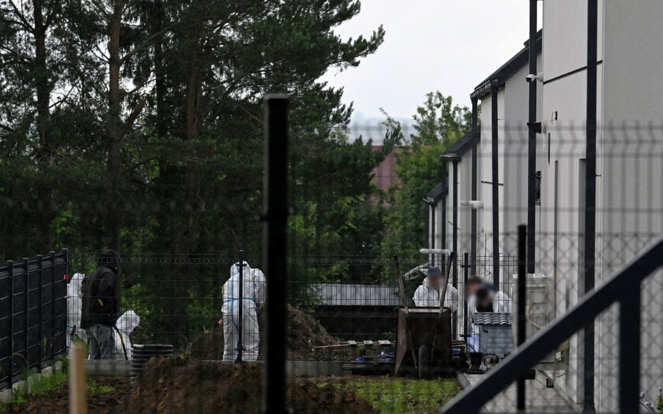 Działania służb na posesji w Lutoryżu, gdzie znaleziono w ziemi na ludzkie szczątki
