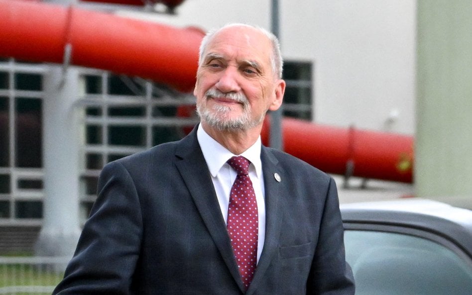 Antoni Macierewicz: Polacy nie akceptują programu Donalda Tuska. Pokazało to referendum