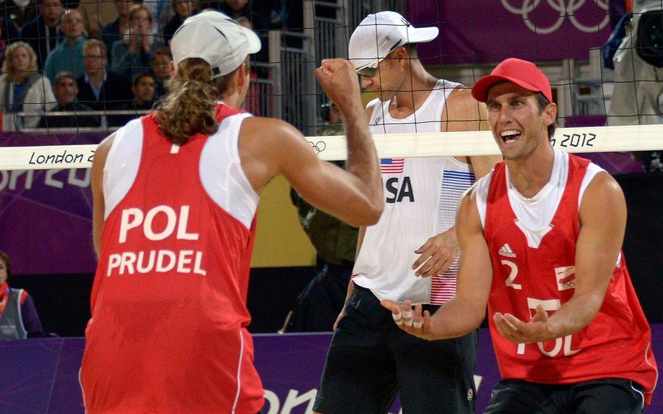 Polscy siatkarze plażowi Grzegorz Fijalek i Mariusz Prudel, w czasie meczu z reprezentacją USA