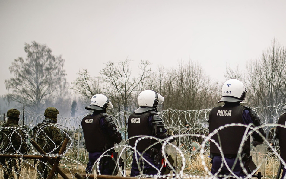 Funkcjonariusze policji przy granicy polsko-białoruskiej w okolicach Kuźnicy