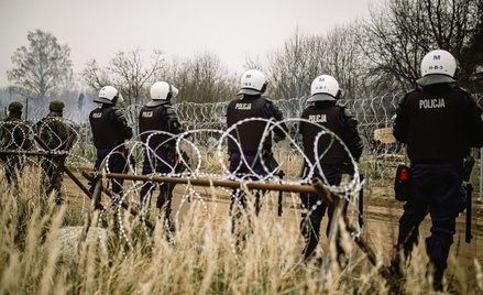 Funkcjonariusze policji przy granicy polsko-białoruskiej w okolicach Kuźnicy