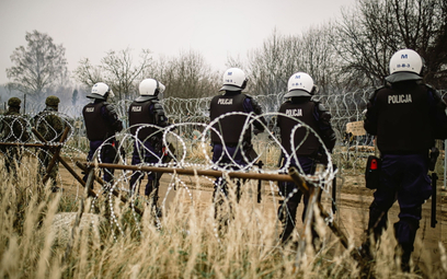 Funkcjonariusze policji przy granicy polsko-białoruskiej w okolicach Kuźnicy