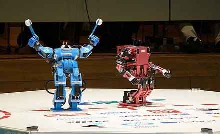 Dwunożne roboty na ringu w Tokio