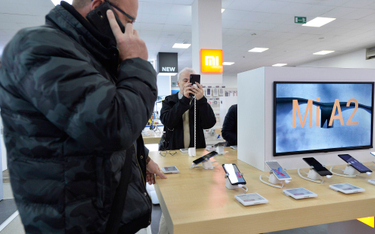 UOKIK z policją w Xiaomi Polska. Chodzi o ceny smartfonów i innego sprzętu