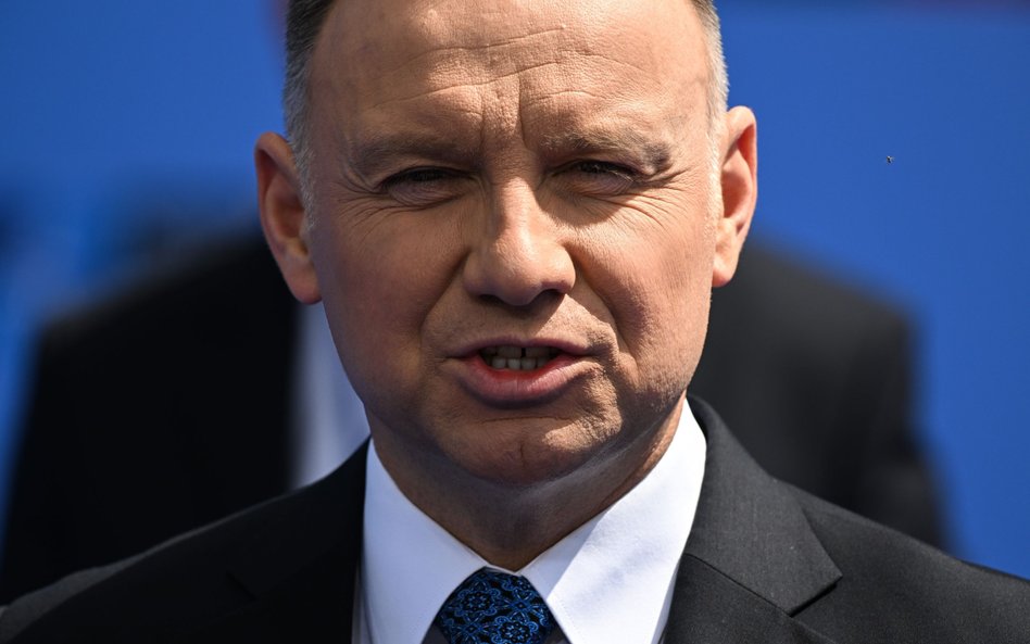 Prezydent Andrzej Duda podczas wypowiedzi dla mediów po przyjeździe na szczyt NATO w Wilnie