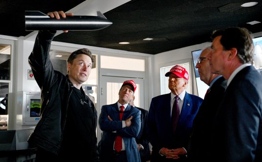 Elon Musk w towarzystwie Donalda Trumpa w centrum kierowania lotem