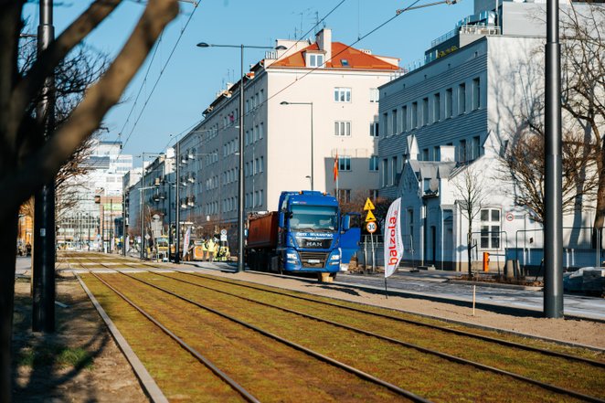 Choć prace wymagały czasowego wyłączenia ulicy z ruchu kołowego, tramwaje linii 19 kursowały bez żad
