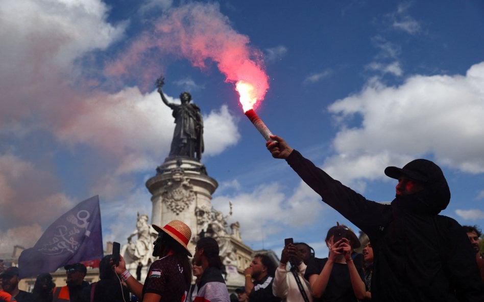 10 września, demonstracja na Placu Republiki w Paryżu
