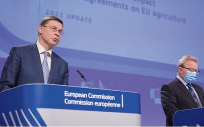 Valdis Dombrovskis, unijny komisarz ds. ekonomicznych i monetarnych oraz Janusz Wojciechowski, komis